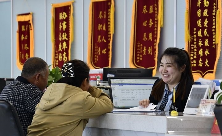 2024年3月25日，北京市大興區(qū)龐各莊鎮(zhèn)政務(wù)服務(wù)中心的工作人員耐心為群眾解答問題。大興區(qū)龐各莊鎮(zhèn)政務(wù)服務(wù)中心用“最多跑一次”的工作理念為企業(yè)和群眾提供了便利化、精準(zhǔn)化、個(gè)性化的衍生服務(wù)。新華社記者 李欣 攝