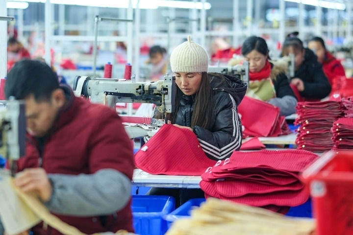 2024年1月18日，社區(qū)居民在紅安社區(qū)的鄉(xiāng)村振興就業(yè)車間工作。紅安社區(qū)是由易地搬遷安置區(qū)單獨(dú)成立的新社區(qū)，位于湖南省湘西土家族苗族自治州鳳凰縣禾庫鎮(zhèn)。新華社記者 張鋮 攝