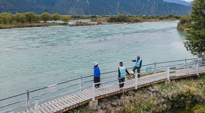 西藏雅尼國家濕地公園管護(hù)員在巡護(hù)途中小憩（無人機(jī)照片，2023年9月8日攝）。新華社記者 丁增尼達(dá) 攝