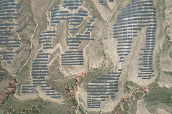 通渭縣10萬(wàn)千瓦集中式光伏發(fā)電項(xiàng)目。新華社記者 張睿 攝