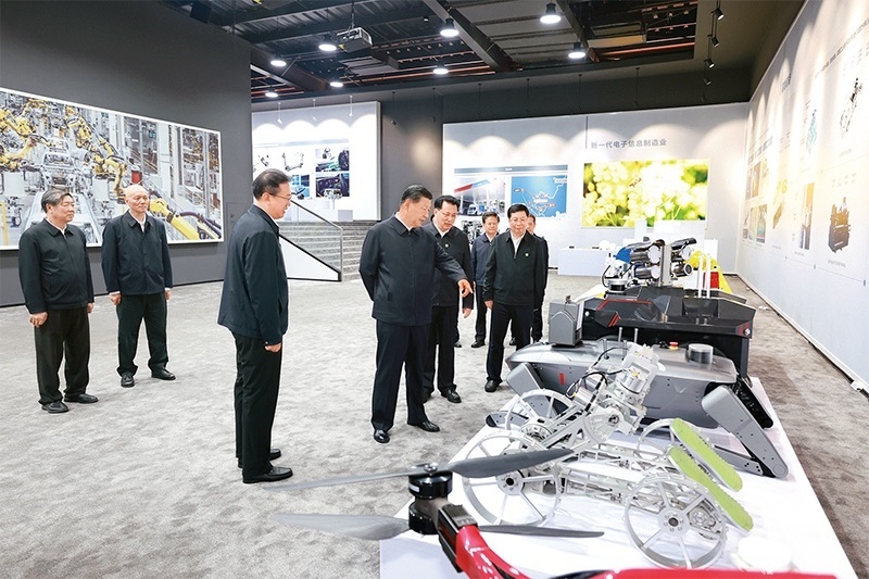 2024年4月22日至24日，中共中央總書記、國家主席、中央軍委主席習(xí)近平在重慶考察。這是22日下午，習(xí)近平參觀重慶科技創(chuàng)新和產(chǎn)業(yè)發(fā)展成果展示。 新華社記者 王曄/攝