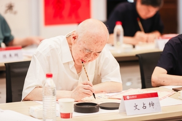 陜西師范大學(xué)毛筆手寫錄取通知書現(xiàn)場(chǎng)。校方供圖