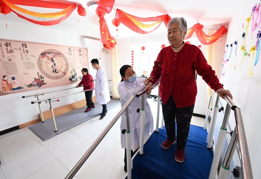 在河北省香河縣安平鎮(zhèn)運(yùn)河新村醫(yī)養(yǎng)中心，老年人在進(jìn)行康復(fù)訓(xùn)練（2024年2月29日攝）。新華社記者 王曉 攝
