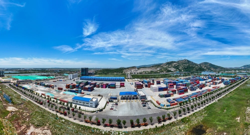 2024年6月26日拍攝的位于江蘇省連云港市連云區(qū)的上合組織（連云港）國(guó)際物流園內(nèi)的中國(guó)外運(yùn)集裝箱場(chǎng)站（無(wú)人機(jī)照片）。上合組織（連云港）國(guó)際物流園是連云港建設(shè)“一帶一路”交匯點(diǎn)強(qiáng)支點(diǎn)和上合組織國(guó)家出?；氐闹匾脚_(tái)載體。新華社記者 季春鵬 攝