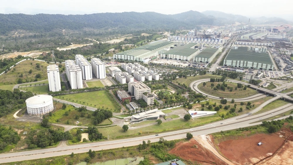 這是2024年6月13日在馬來(lái)西亞彭亨州拍攝的馬中關(guān)丹產(chǎn)業(yè)園（無(wú)人機(jī)照片）。新華社記者 程一恒 攝