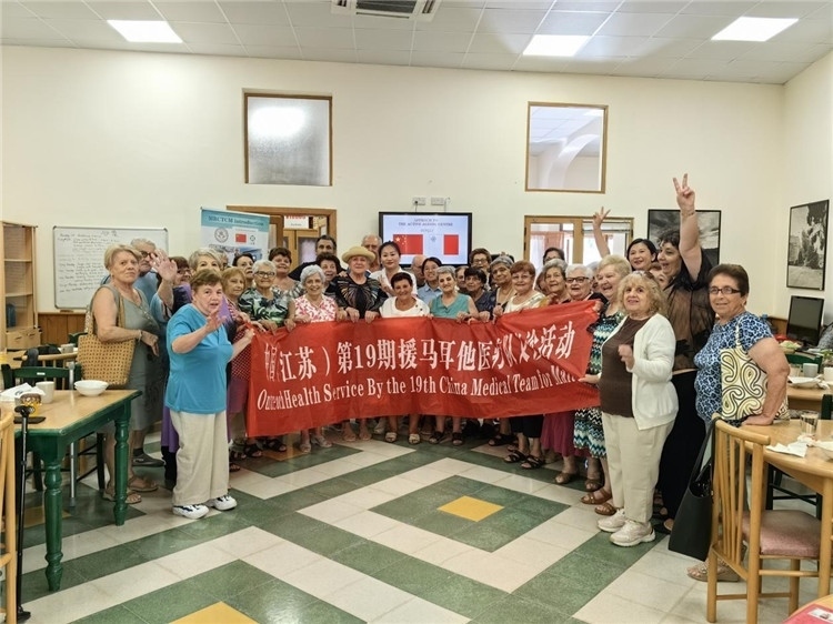 醫(yī)療隊隊員與養(yǎng)老中心參加活動的老人合影。中國（江蘇）第19期援馬耳他醫(yī)療隊供圖