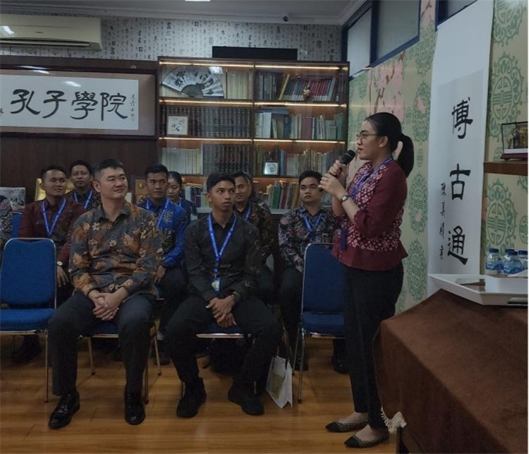 警察學(xué)員用漢語(yǔ)進(jìn)行自我介紹 ?；顒?dòng)主辦方供圖