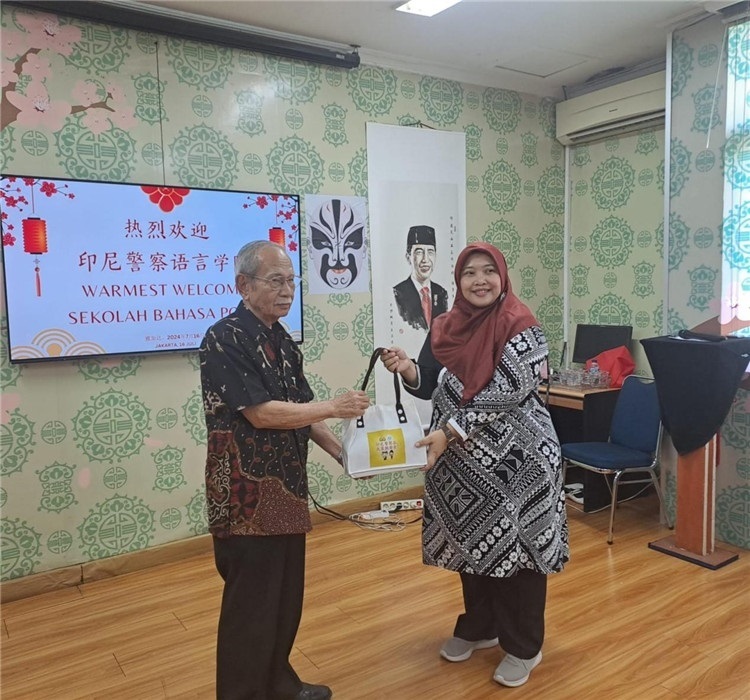 拉哈尤·蘇珊蒂與穆尼交換禮品?；顒?dòng)主辦方供圖