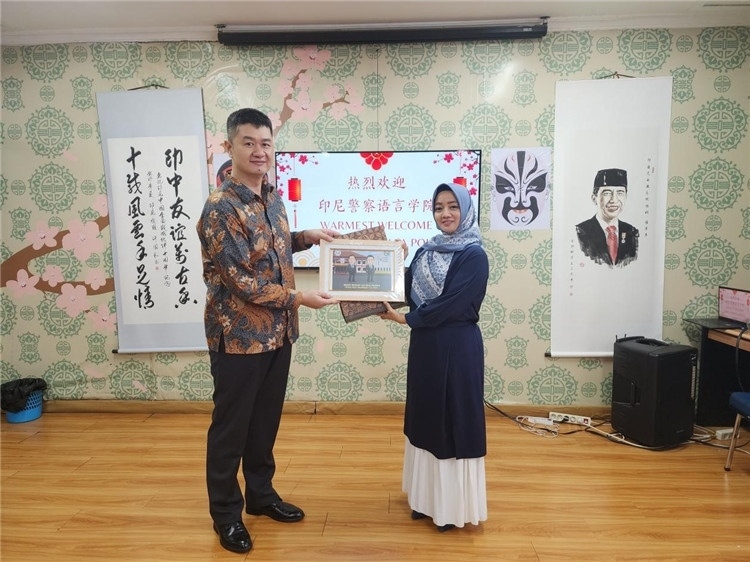 警察語(yǔ)言學(xué)院老師與王大昕交換禮品?；顒?dòng)主辦方供圖