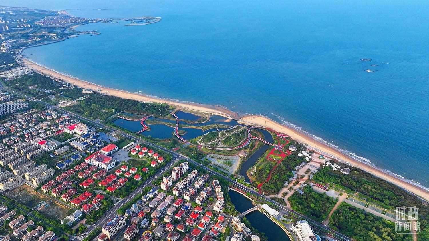 △日照市陽(yáng)光海岸綠道。近年來(lái)，日照市對(duì)沿海裸露場(chǎng)地及岸線破損處進(jìn)行生態(tài)修復(fù)，建成約28公里的陽(yáng)光海岸綠道，為市民和游客提供了運(yùn)動(dòng)休閑好去處。（總臺(tái)央視記者范凱拍攝）