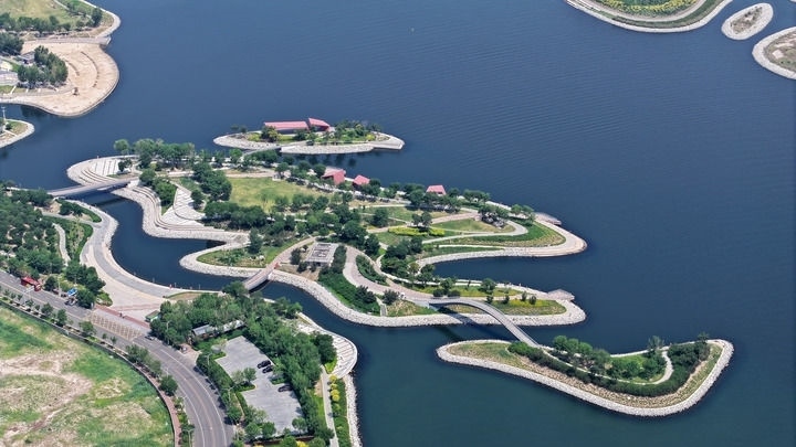 這是2024年6月28日拍攝的天津市濱海新區(qū)南灣公園一景（無人機照片）。新華社記者 李然 攝