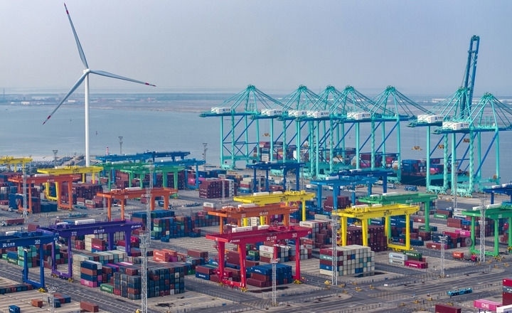 2024年7月3日，一艘集裝箱貨輪?？吭谔旖蚋邸爸腔哿闾肌贝a頭（無人機照片）。新華社記者 趙子碩 攝