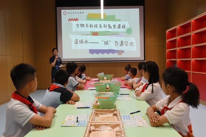2024年5月18日，小學生在陜西歷史博物館秦漢館參加“文物與科技”系列教育課程。新華社記者 李一博 攝