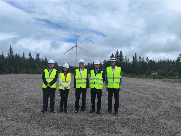 中國駐瑞典大使崔愛民（中）走訪中廣核歐能瑞典公司。中國駐瑞典大使館供圖