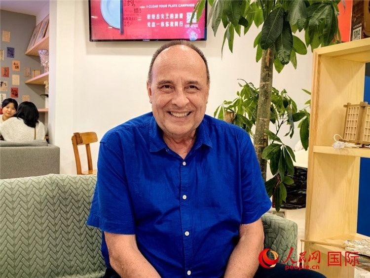 巴西坎皮納斯州立大學(xué)文學(xué)院資深教授弗朗西斯科·福特·哈德曼接受人民網(wǎng)專(zhuān)訪。人民網(wǎng)記者 符園園攝