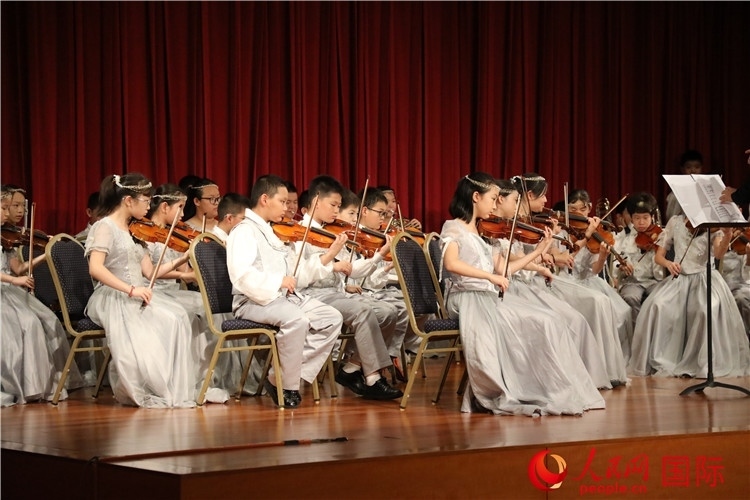 北京市學生金帆藝術團的學生們演奏音樂。人民網(wǎng)記者 李志偉攝