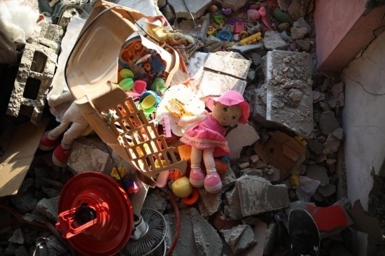 這是7月18日在加沙地帶中部努賽賴特難民營(yíng)拍攝的遭到以軍襲擊的建筑廢墟。新華社發(fā)（馬爾萬(wàn)·達(dá)烏德攝）