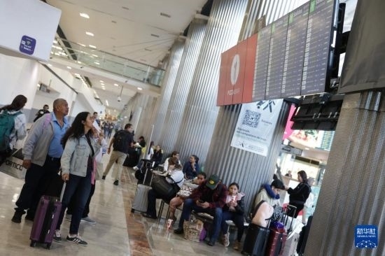 7月19日，在墨西哥首都墨西哥城的貝尼托·華雷斯國(guó)際機(jī)場(chǎng)，許多航班被延誤或取消，大量旅客在機(jī)場(chǎng)等待。新華社發(fā)（弗朗西斯科·卡涅多攝）