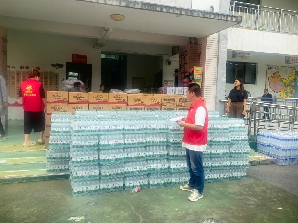 圖為愛心人士向鳳縣河口鎮(zhèn)中心小學(xué)捐贈(zèng)的物資。新華社記者 劉彤 攝