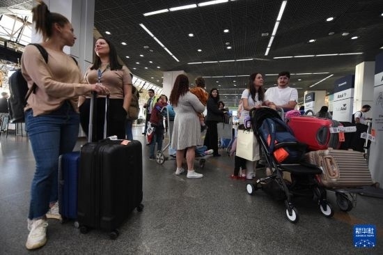 7月19日，受影響航班的旅客在巴西首都巴西利亞機(jī)場(chǎng)等待。新華社發(fā)（盧西奧·塔沃拉 攝）