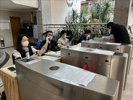 廣州市越秀區(qū)教育局現(xiàn)場(chǎng)審核返區(qū)生辦理材料，采用“提前網(wǎng)上預(yù)約、現(xiàn)場(chǎng)分批辦理”的方式進(jìn)行。廣州市越秀區(qū)教育局供圖