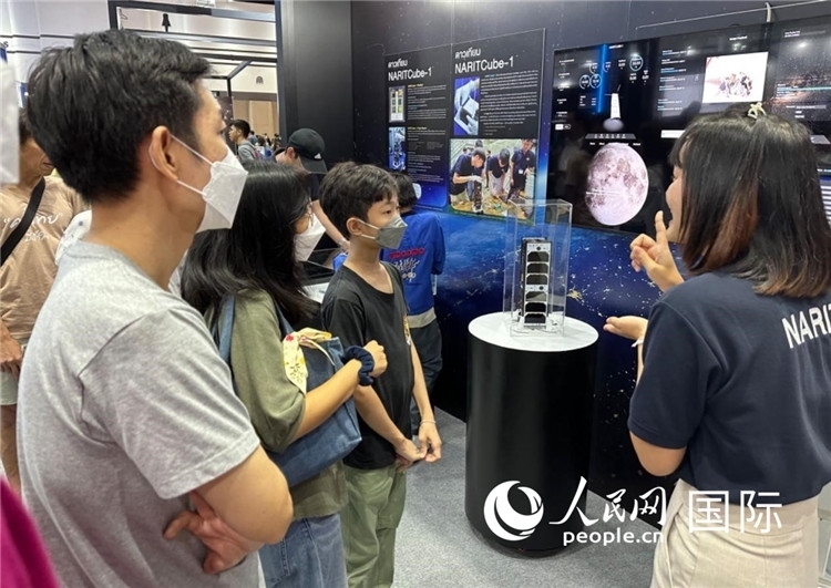 泰國(guó)國(guó)家天文研究所工作人員向觀眾科普天文知識(shí)。人民網(wǎng)記者 簡(jiǎn)承淵攝