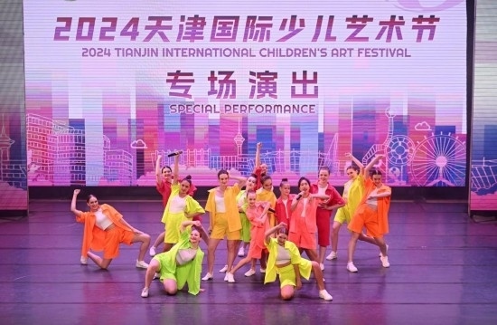 7月22日，來自俄羅斯的舞蹈團(tuán)演員在藝術(shù)節(jié)上展演。新華社記者 趙子碩 攝