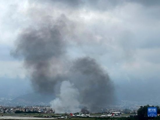 這是7月24日在尼泊爾加德滿都特里布萬(wàn)機(jī)場(chǎng)拍攝的濃煙。目擊者說(shuō)，一架飛機(jī)在尼泊爾加德滿都特里布萬(wàn)機(jī)場(chǎng)墜毀。新華社/美聯(lián)