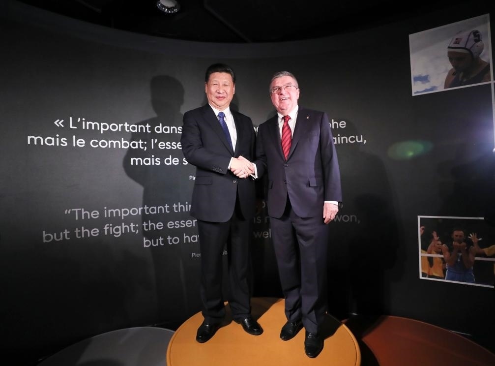 2017年1月18日，國(guó)家主席習(xí)近平在瑞士洛桑國(guó)際奧林匹克博物館會(huì)見(jiàn)國(guó)際奧林匹克委員會(huì)主席巴赫。這是習(xí)近平和巴赫在奧運(yùn)冠軍領(lǐng)獎(jiǎng)臺(tái)上合影。新華社記者 蘭紅光 攝