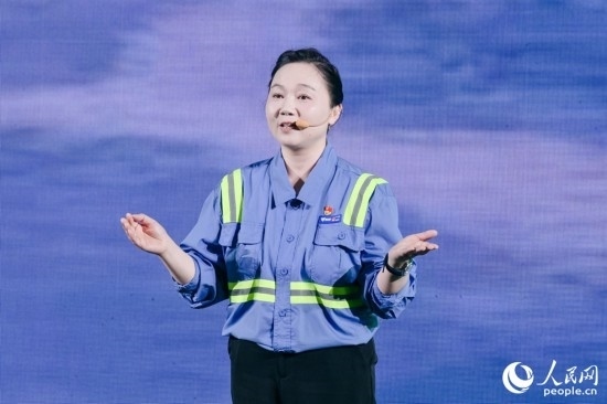 黃英紅講述在互聯(lián)網(wǎng)“種地”的故事。人民網(wǎng)攝