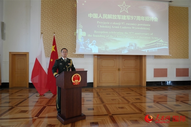 波蘭使館國防武官張寅生大校在招待會(huì)上致辭。人民網(wǎng)記者 李增偉攝 