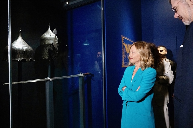 意大利總理梅洛尼參觀展覽“傳奇之旅：馬可·波羅與絲綢之路上的世界”。 (意大利總理府供圖)