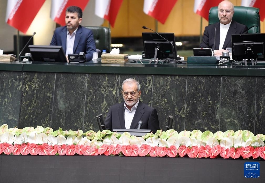 7月30日，佩澤希齊揚(yáng)（前）在伊朗德黑蘭的伊朗議會(huì)宣誓就任伊朗總統(tǒng)后發(fā)表就職演說(shuō)。新華社記者 沙達(dá)提 攝