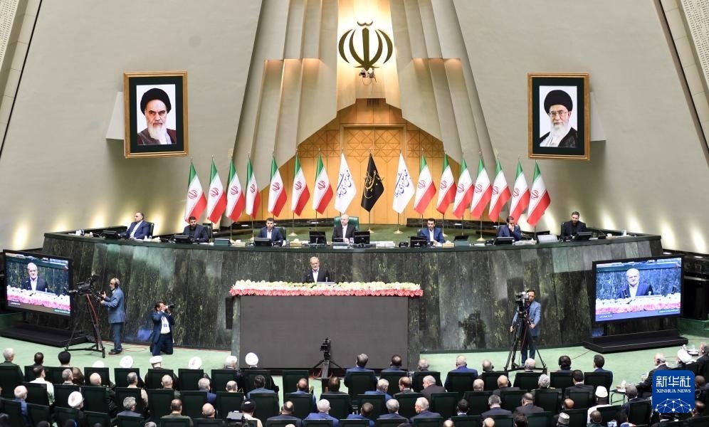 7月30日，佩澤希齊揚(yáng)（中）在伊朗德黑蘭的伊朗議會(huì)宣誓就任伊朗總統(tǒng)后發(fā)表就職演說(shuō)。新華社記者 沙達(dá)提 攝