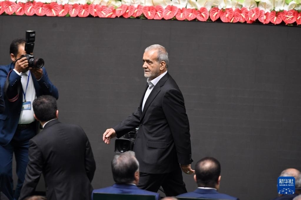 7月30日，在伊朗德黑蘭的伊朗議會(huì)，佩澤希齊揚(yáng)（中）抵達(dá)總統(tǒng)就職典禮現(xiàn)場(chǎng)。新華社記者 沙達(dá)提 攝