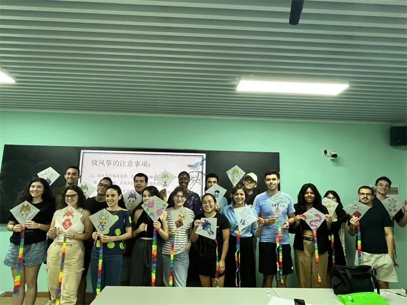 在中國和巴西共迎兩國建交50周年之際，巴西圣保羅州立大學(xué)孔子學(xué)院今年7月成功組織多批、近40名巴西青少年來華進(jìn)行短期訪問交流，圖為訪問團(tuán)成員參加文化體驗(yàn)活動。 巴西圣保羅州立大學(xué)孔子學(xué)院供圖