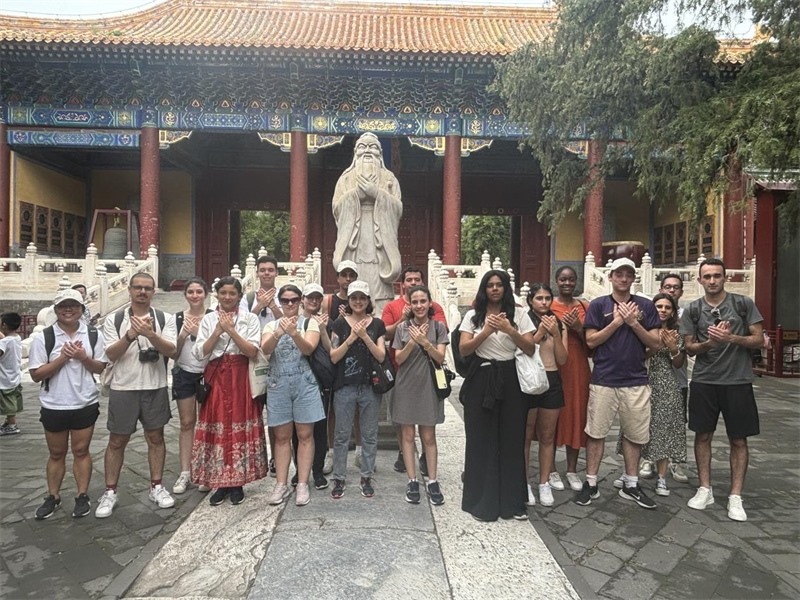 在中國和巴西共迎兩國建交50周年之際，巴西圣保羅州立大學(xué)孔子學(xué)院今年7月成功組織多批、近40名巴西青少年來華進(jìn)行短期訪問交流，圖為訪問團(tuán)成員參加文化體驗(yàn)活動。 巴西圣保羅州立大學(xué)孔子學(xué)院供圖