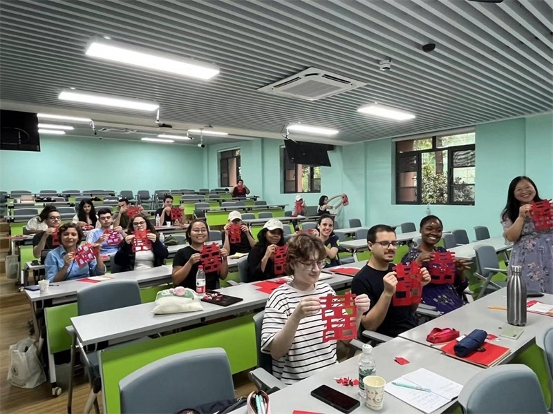 在中國和巴西共迎兩國建交50周年之際，巴西圣保羅州立大學(xué)孔子學(xué)院今年7月成功組織多批、近40名巴西青少年來華進(jìn)行短期訪問交流，圖為訪問團(tuán)成員參加文化體驗(yàn)活動。 巴西圣保羅州立大學(xué)孔子學(xué)院供圖