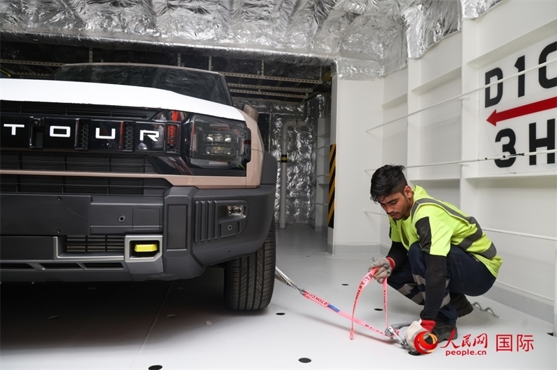 工人正在進(jìn)行卸車作業(yè)。人民網(wǎng)記者任皓宇攝