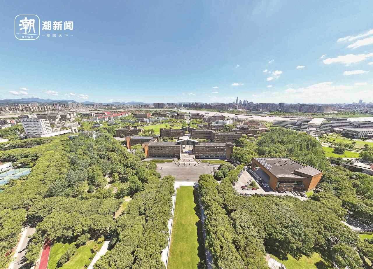 俯瞰寧波大學。潮新聞記者 賀元凱 周旭輝 彭鵬 攝