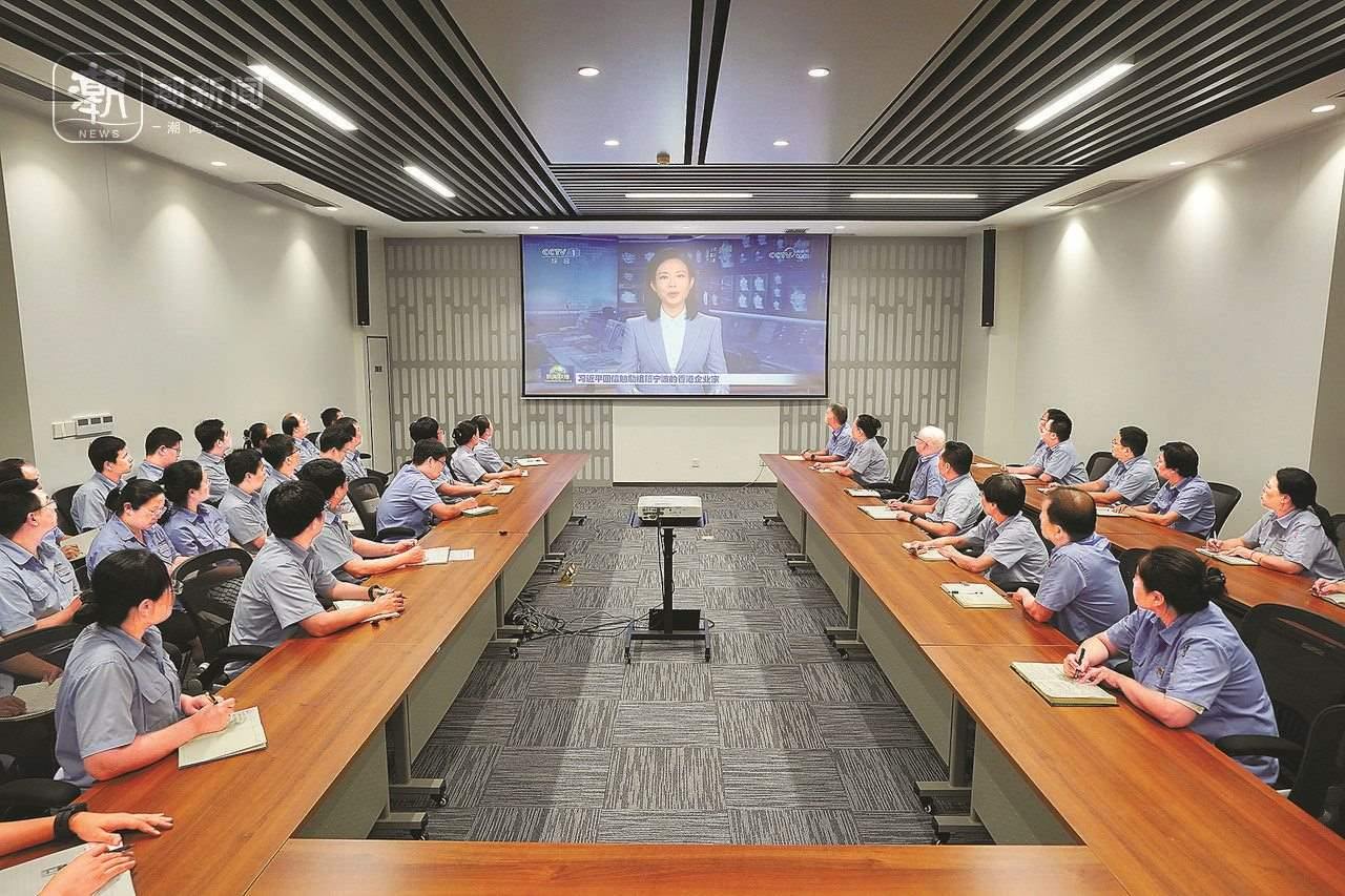 2024年8月1日晚，寧波永新光學股份有限公司員工集體觀看央視《新聞聯(lián)播》關于國家主席習近平給包陪慶、曹其鏞等祖籍寧波的香港企業(yè)家回信的報道。潮新聞記者 賀元凱 彭鵬 周旭輝 攝