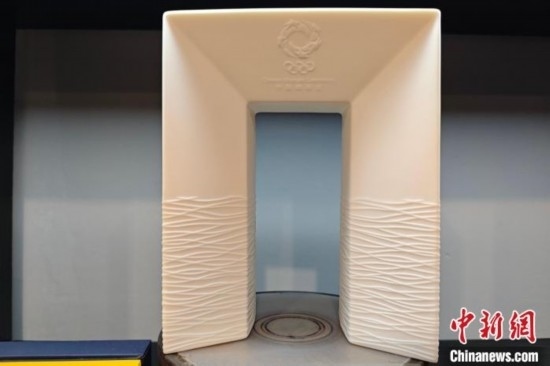 白瓷作品《凱旋尊》巧妙融合了法國與中國最具象征意義的藝術(shù)形式和元素進行再創(chuàng)造。 吳冠標(biāo) 攝