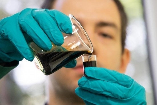 2022年5月24日，在匈牙利薩茲豪隆包陶多瑙河煉油廠，一名工人對(duì)通過(guò)阿德里亞輸油管道運(yùn)達(dá)的原油樣品進(jìn)行質(zhì)量分析。新華社發(fā)（弗爾季·奧蒂洛攝）