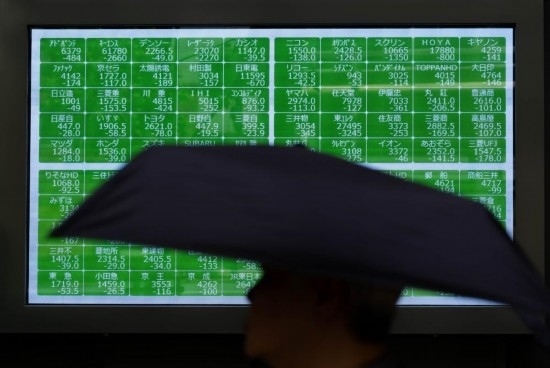 8月2日，在日本東京，行人經(jīng)過一處股指信息電子顯示屏。新華社記者張笑宇攝