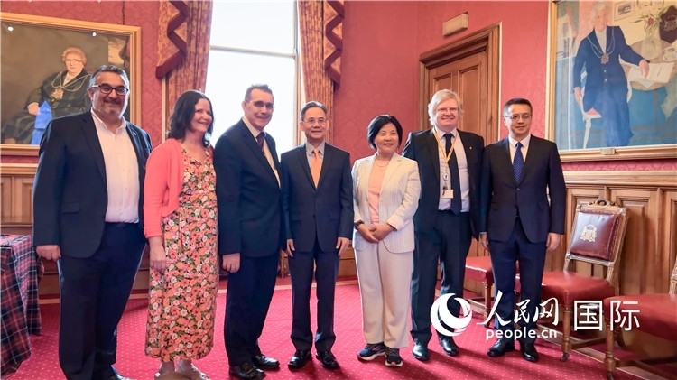 圖為阿伯丁市政廳會見現(xiàn)場。人民網(wǎng) 郭錦標(biāo)攝