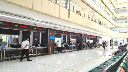 鄂托克旗政務(wù)服務(wù)中心“全科受理大綜窗”。 鄂托克旗政務(wù)服務(wù)與數(shù)據(jù)管理局供圖