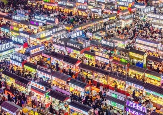 2024年4月21日，人們在河北省正定縣小商品夜市品嘗美食（無人機(jī)照片）。新華社發(fā)（武志偉 攝）