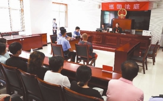 圖①：庭審現(xiàn)場。