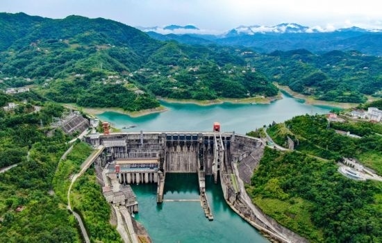 這是陜西安康水電站大壩（2024年6月21日攝，無人機(jī)照片）。新華社記者 蔡湘鑫 攝