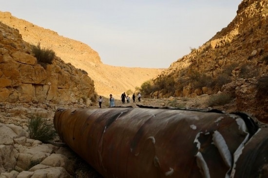 這是4月28日在以色列南部城市阿拉達(dá)附近拍攝的伊朗導(dǎo)彈殘骸。新華社發(fā)（賈馬爾·阿瓦德攝）